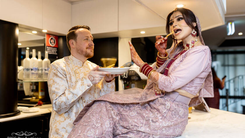  Fun of eating together in wedding 