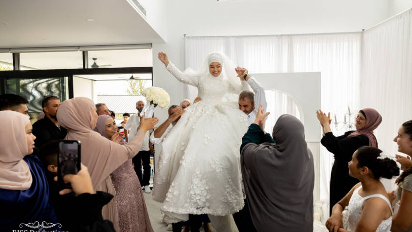funny Bouquet Toss in wedding 