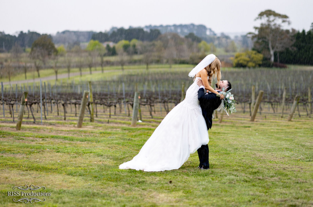 Stand Firmly Beside the Bride in Every Twist and Turn 