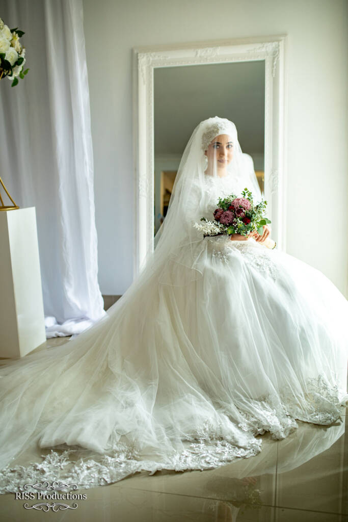 Timeless Bridal Portrait with Bouquet 