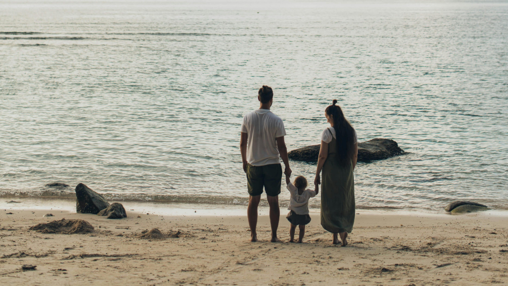 beach family photoshoot outfit ideas