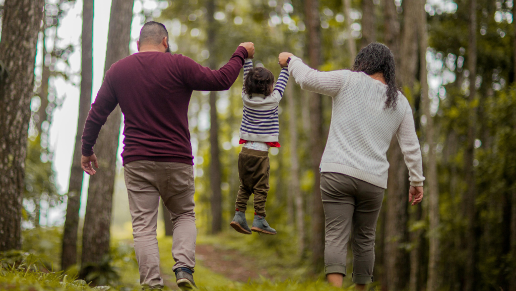 family photoshoot outfit ideas in nature