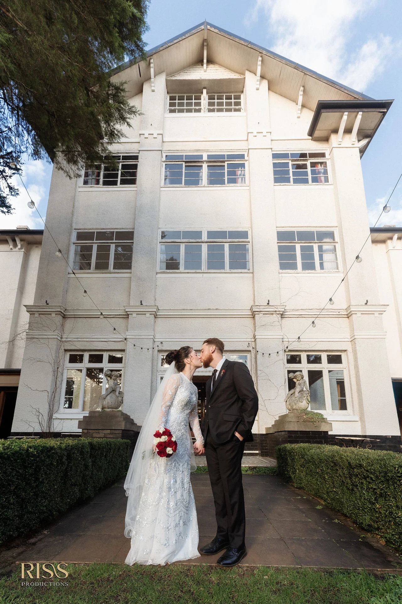 Boe and Jeremy in front of The Robertson Hotel, Southern Highlands wedding