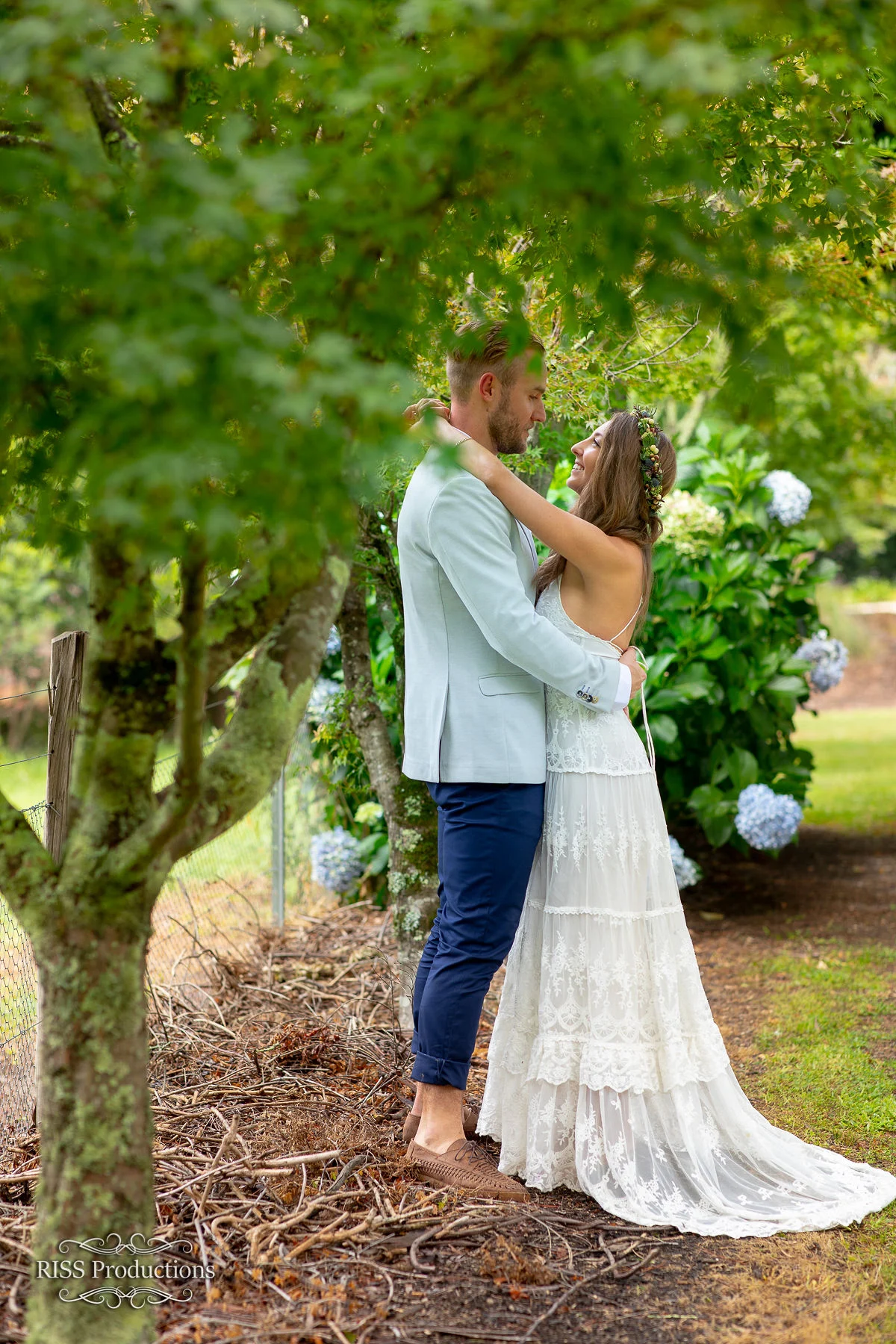 Brooke and Ben sharing a kiss under a tree in the Blue Mountains