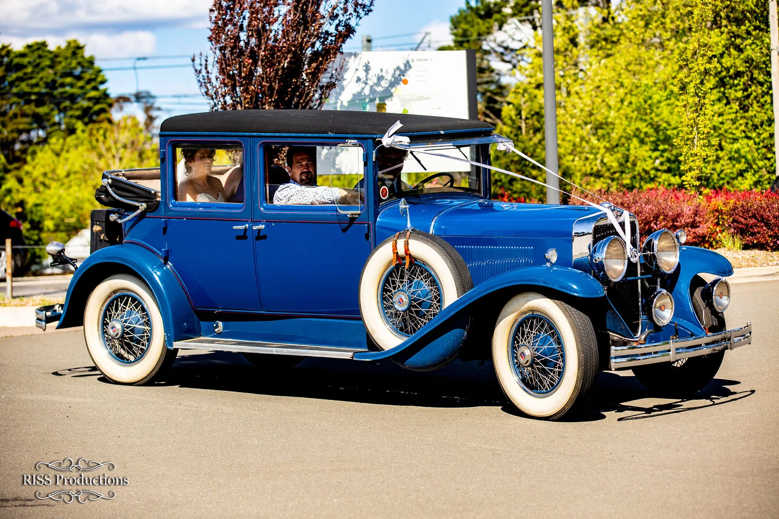 Classic blue vintage wedding car at Medlow Bath