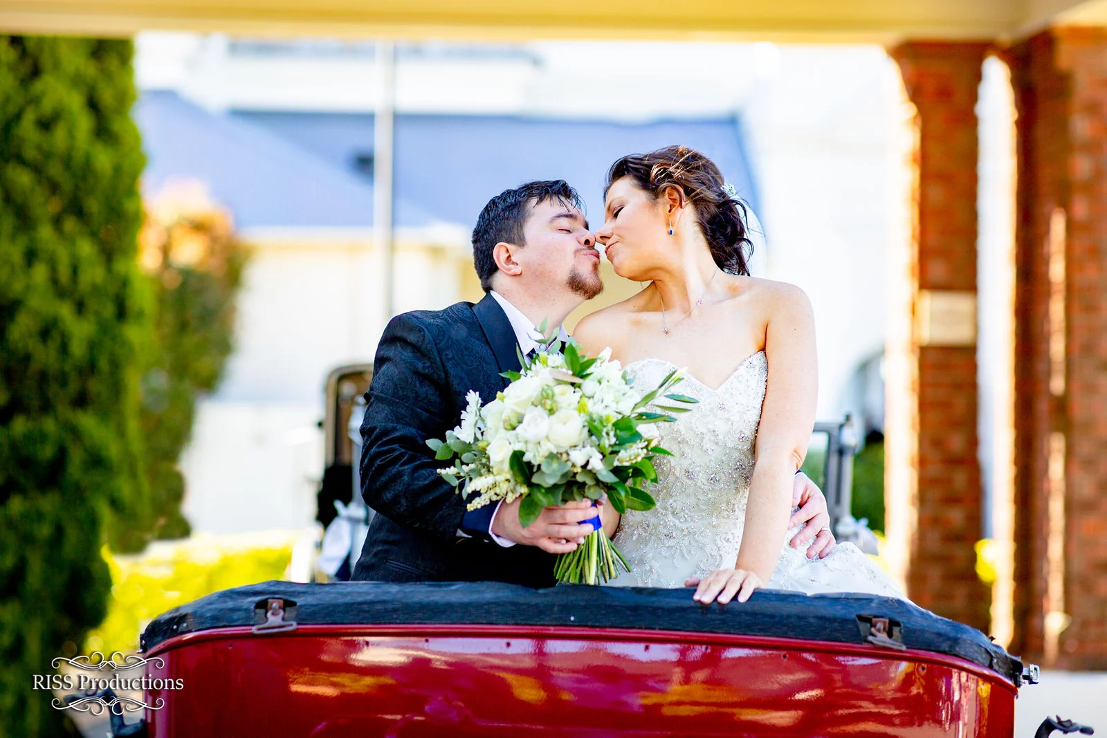 Dannielle and Christian kissing in a vintage car at The Hydro Majestic