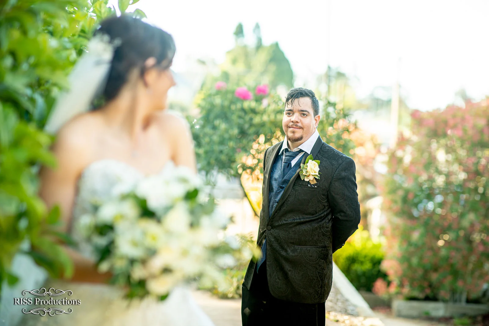 Dannielle and Christian with her bouquet in the gardens of The Hydro Majestic