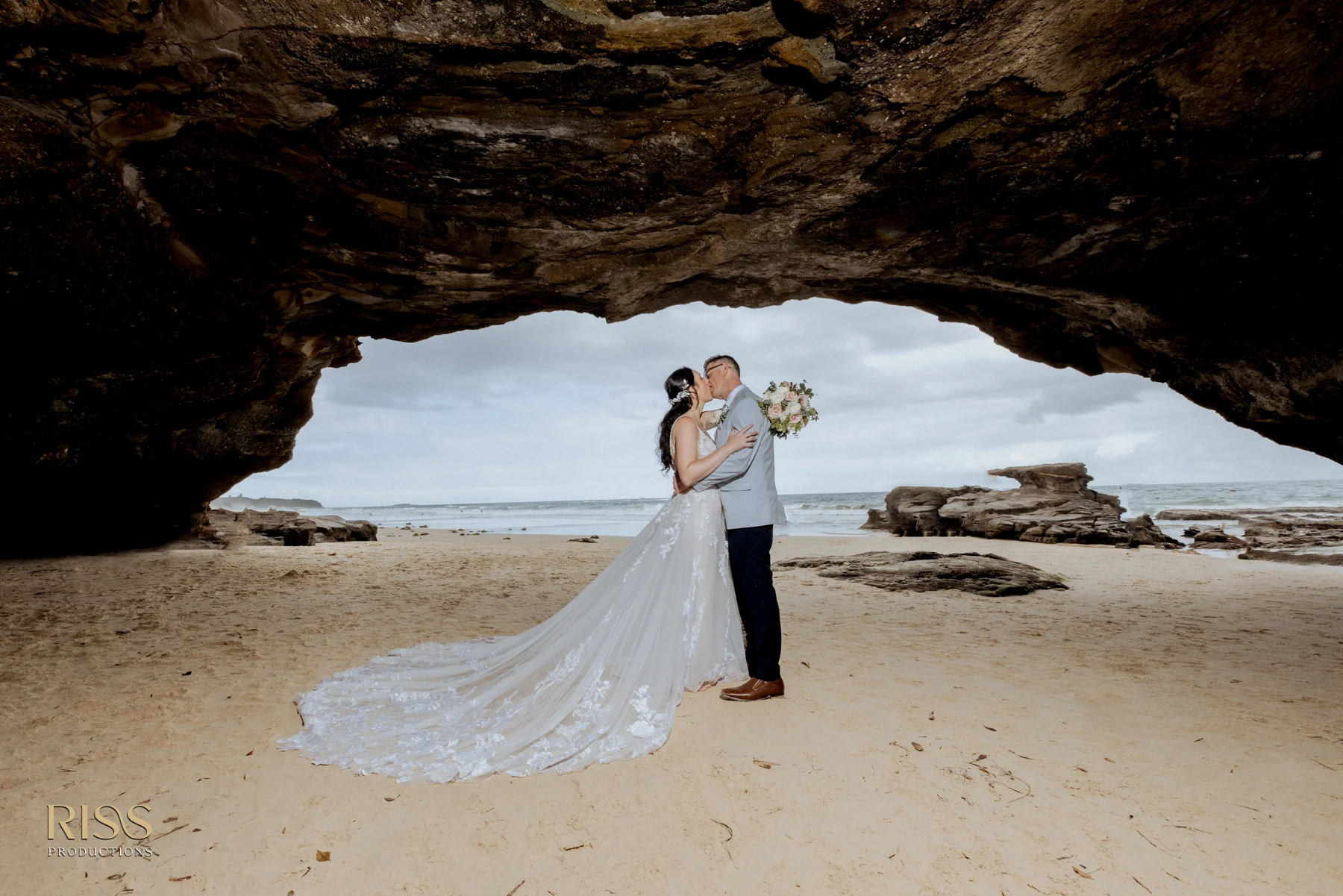 Caves Coastal Bar & Bungalows