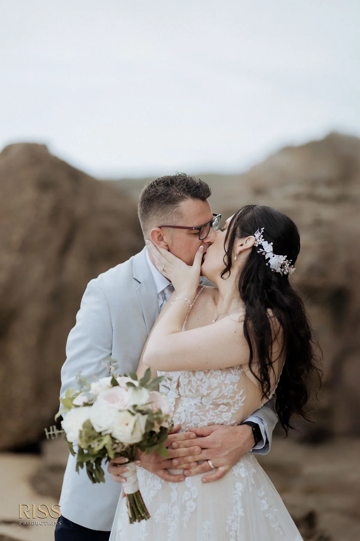 Lynda and Jason kissing on the rocks at Caves Beach