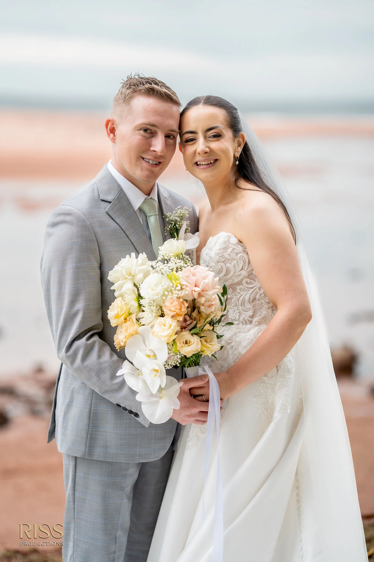 Meghan and Lachlan holding each other close by the water in Wollongong