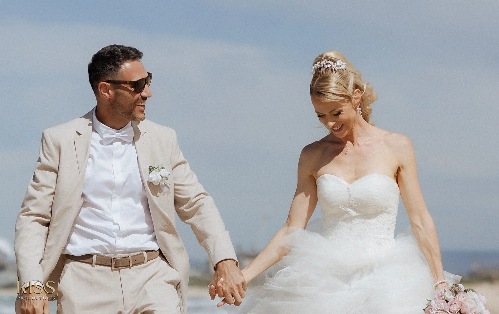 Silje and Chris holding hands on the beach in Wollongong