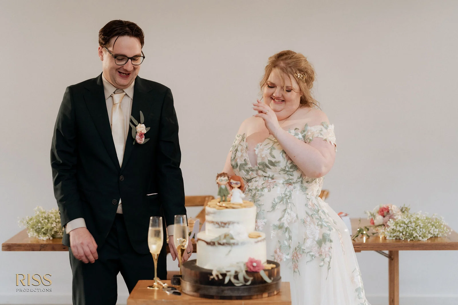 Tiffany and Trent cutting their wedding cake at Kangaroo Valley Bush Retreat